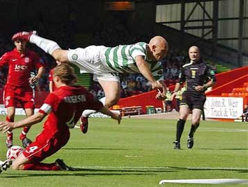 Συνέχισε με νίκη η Σέλτικ, την ακολουθεί η Ρέιντζερς, ήττα-σοκ της Χαρτς