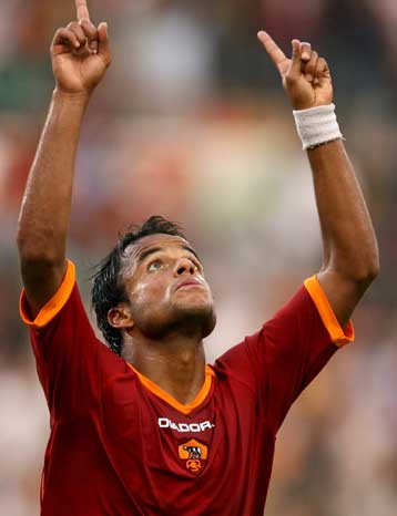 Με 2-0 επί της Λιβόρνο ξεκίνησε τη σεζόν η Ρόμα, άντεξε η Ίντερ στο «Αρτέμιο Φράνκι»