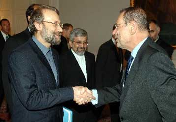 «Εποικοδομητικές» συνομιλίες Σολάνα – Λαριτζανί στη Βιέννη για τα πυρηνικά