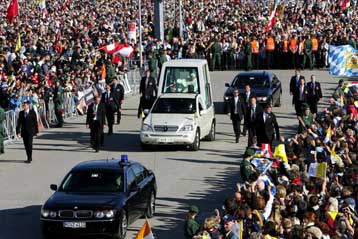 Χιλιάδες πιστοί στην υπαίθρια λειτουργία του Πάπα στη Βαυαρία