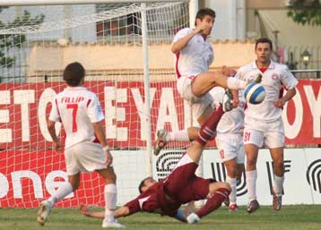 «Λευκή» ισοπαλία με ένταση, αποβολές και ακυρωμένο γκλο για Κέρκυρα, Λάρισα