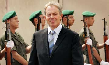 «Θερμή» υποδοχή στον Μπλερ από εκατοντάδες διαδηλωτές στη Βηρυτό