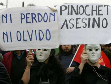 Επεισόδια σημάδεψαν την 33η επέτειο από την ανατροπή του Χιλιανού προέδρου Αλιέντε