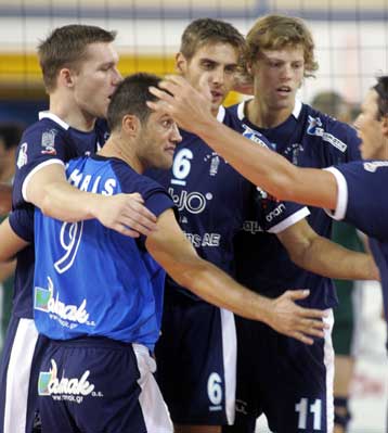 Επίθεση στο πούλμαν του Ηρακλή, τραυματίστηκε ο Κράβαρικ