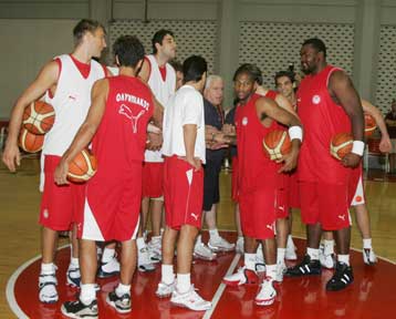 Πλήρης ο Ολυμπιακός στο φιλικό με το Μαρούσι