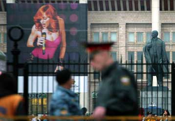 Στο πόδι 3.500 αστυνομικοί και στρατιώτες για τη συναυλία της Μαντόνα στη Μόσχα