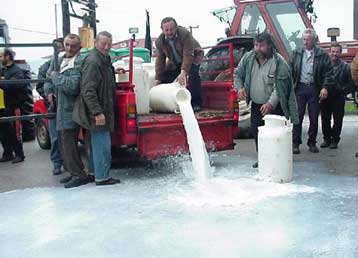 Την ακριβότερη τιμή στην ΕΕ πληρώνουν οι καταναλωτές στην Ελλάδα για το γάλα