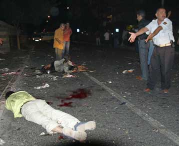 Σοκ στην Τουρκία από το αιματηρό χτύπημα στο Ντιγιαρμπακίρ