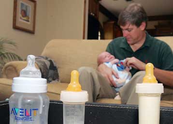 Η γεννητικότητα πέφτει, τα διαζύγια αυξάνονται στην Ελλάδα