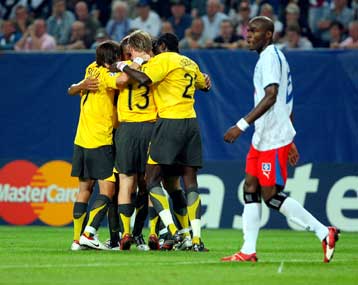 Η Αρσεναλ νίκησε τους δέκα του Αμβούργου, η Πόρτο έμεινε στο 0-0 με την ΤΣΣΚΑ Μόσχας