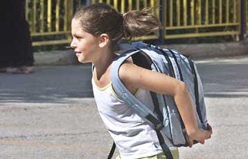 «Ψηφιακή σάκα» με βιβλία σε memory sticks φέρνει τη νέα εποχή στα σχολεία