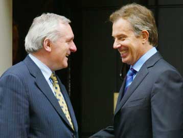 Συνάντηση Μπλερ-Αχερν την Παρασκευή για το σχηματισμό κυβέρνησης στη Β.Ιρλανδία