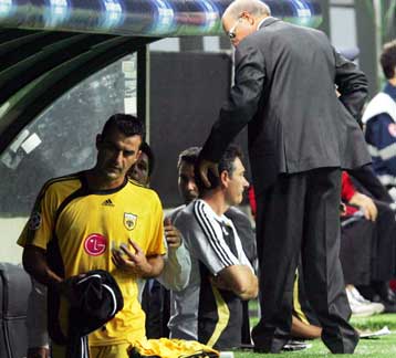 Χωρίς τον Δέλλα η ΑΕΚ απέναντι στον Ολυμπιακό, σε νέες εξετάσεις ο Ουντέζε