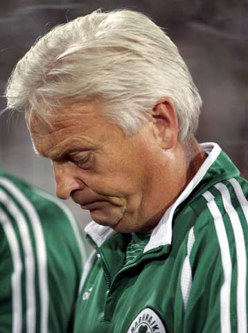 Συνεχίζω στον πάγκο, τονίζει ο Μπάκε που δεν σχολιάζει τις εις βάρος του αποδοκιμασίες.