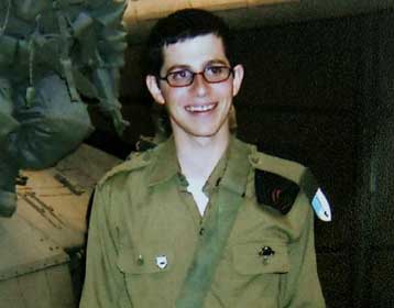 Επιστολή του απαχθέντος ισραηλινού στρατιώτη επιδόθηκε στην οικογένειά του