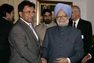 Ιστορική συμφωνία Ινδίας – Πακιστάν για επανέναρξη των ειρηνευτικών συνομιλιών