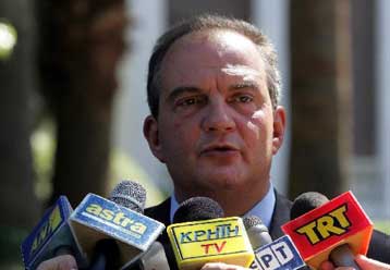 Στην ελληνική νοοτροπία και τη γραφειοκρατία αποδίδουν οι πολίτες τη διαφθορά