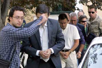 Δεν υπάρχει πολιτική ευθύνη στην υπόθεση των «κουμπάρων», επιμένει η κυβέρνηση