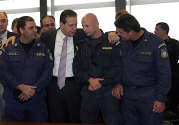 Τους αξιωματικούς που συνέλαβαν Παλαιοκώστα και Ριζάι τίμησε ο Β.Πολύδωρας