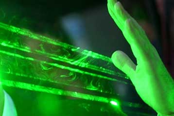 Πρωτοποριακό τσιπ της Intel μεταφέρει δεδομένα με ακτίνες λέιζερ