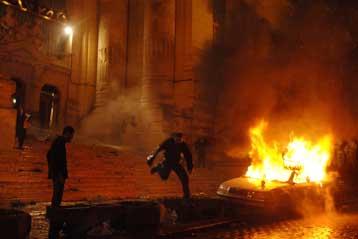 Πεδίο μάχης οι δρόμοι της Βουδαπέστης από χιλιάδες διαδηλωτές