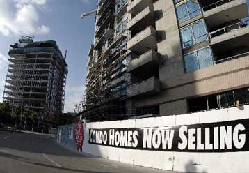 Η «βουτιά» της αγοράς ακινήτων απειλεί με ύφεση την αμερικανική οικονομία