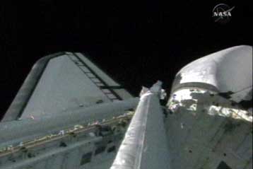 Αιωρούμενα αντικείμενα καθυστερούν την προσεδάφιση του Atlantis