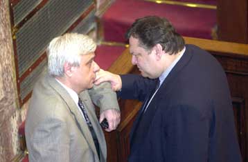 Κόντρα κυβέρνησης – ΠΑΣΟΚ στην Ολομέλεια της Βουλής για τη διαφθορά