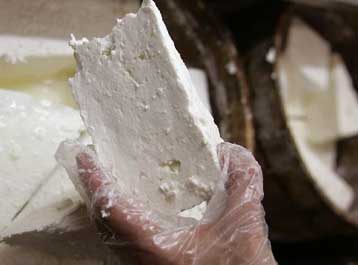 Εναρμονισμένη πρακτική τιμών και στη φέτα καταγγέλουν οι παραγωγοί