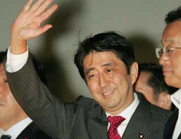Ο Σίνζο Αμπε διαδέχεται τον Κοϊζούμι στην πρωθυπουργία της Ιαπωνίας