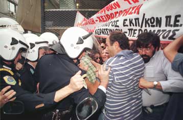 Δακρυγόνα και καταρρακτώδης βροχή στο πανεκπαιδευτικό συλλαλητήριο