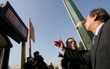 Έξι «έξυπνες» πιλοτικές στάσεις τρόλεϊ σε Αθήνα και Πειραιά