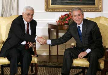 Τη βοήθεια των ΗΠΑ ζήτησε ο Αμπάς σε συνάντηση με τον Μπους στη Νέα Υόρκη