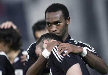 Η FIFA κατακύρωσε τον Σικαμπάλα στον ΠΑΟΚ, που δεν θέλει να τον παραχωρήσει