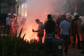 Δεκάδες τραυματίες από τα επεισόδια μεταξύ οπαδών Αρη και ΠΑΟΚ στα «Μαυροσκούφεια»