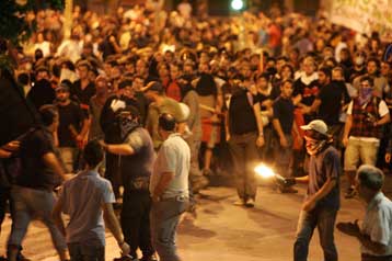 Προθεσμία για να απολογηθούν πήραν οι τρεις συλληφθέντες στα επεισόδια πριν το ΠΑΟΚ-Αρης