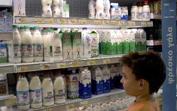 Την «εκβιαστική συμπεριφορά» των γαλακτοβιομηχανιών καταγγέλλουν παραγωγοί