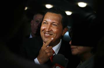 Με νέα… κοσμητικά επίθετα στόλισε τον Τζορτζ Μπους ο Τσάβες