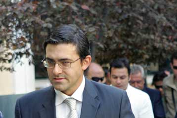 Φθείρουν την κυβέρνηση οι «κουμπάροι» δείχνει δημοσκόπηση