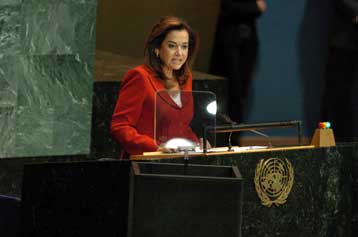 Επίλυση του Κυπριακού στο πλαίσιο του ΟΗΕ, τονίζουν Ντ.Μπακογιάννη και Αμπ.Γκιούλ