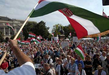 «Μυρίζει μπαρούτι» και πάλι η ατμόσφαιρα στη Βουδαπέστη