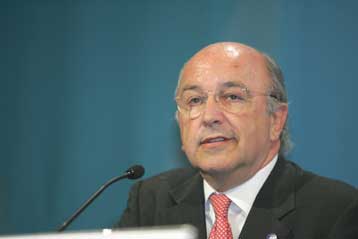 Μόνιμα μέτρα περιμένει από την Ελλάδα η Κομισιόν για να άρει την κοινοτική επιτήρηση