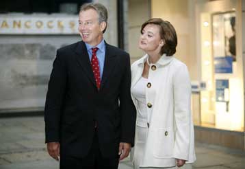 Ο Μπλερ απέφυγε να κάνει δήλωση υπέρ του υποψήφιου διαδόχου του Γκόρντον Μπράουν