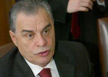 Σε κατάληψη της νομαρχίας Πρέβεζας προχώρησαν οι απολυμένοι των Κλωστηρίων