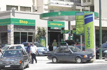 Οι διεθνείς τιμές του πετρελαίου πέφτουν, όχι όμως και η βενζίνη στην Ελλάδα