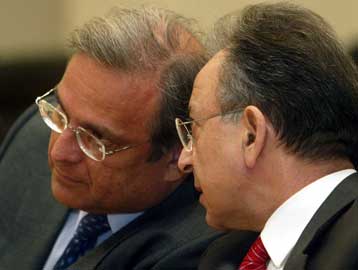 Σε δεινή θέση παραμένουν κορυφαίοι υπουργοί από αποκαλύψεις και «μαχαιρώματα»