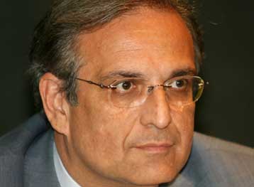 Χτυπήματα κάτω από τη μέση, βλέπει ο Γ.Παπαθανασίου