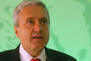 Στήριξη από την κυβέρνηση στον διοικητή της Αγροτικής Τράπεζας