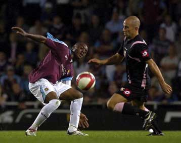 Δεκάδες τραυματισμοί και συλλήψεις σε σύγκρουση οπαδών των Παλέρμο και Γουέστ Χαμ