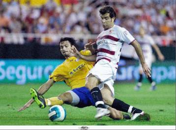 «Τρόμαξε» ο Ατρόμητος στη Σεβίλη και έχασε 4-0 με δύο αυτογκόλ μέχρι το 10